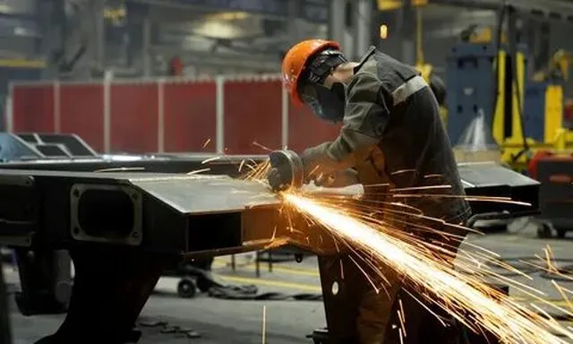 Премьер-министр Рф Дмитрий Медведев поручил Минпромторгу, Минэнерго, Минсельхозу, Минкомсвязи...