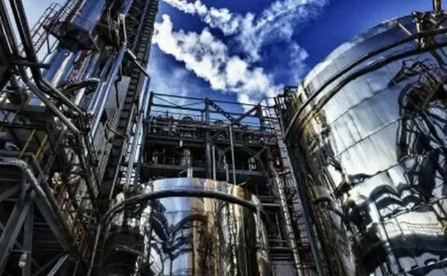 Принимая умеренный платеж за сервисы вневедомственной охраны, женщина...